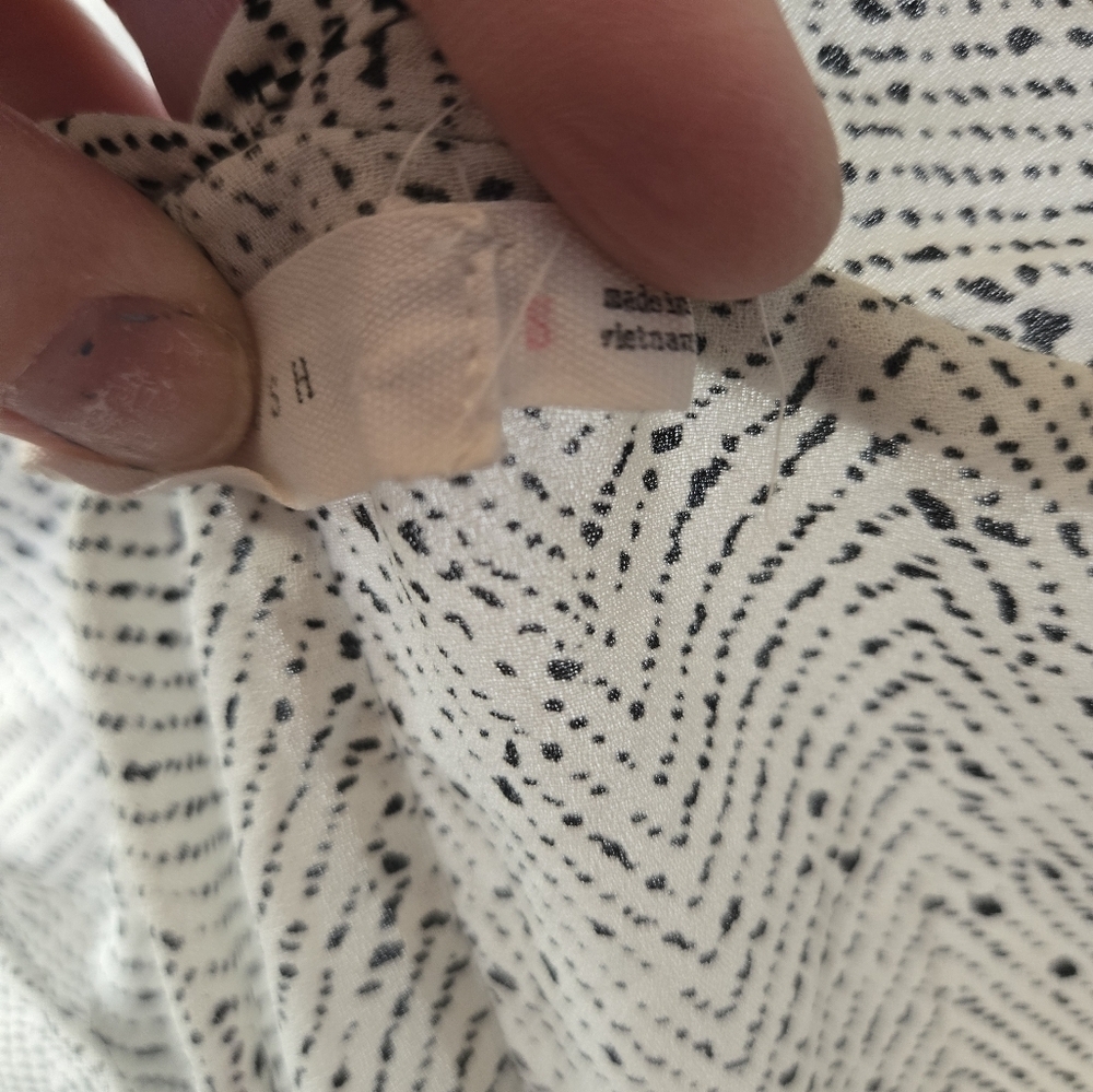 Lush Women’s V-Neck Short Sleeve Blouse Black & White Print Size Small - Picture 4 of 5